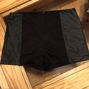 Black high waist short